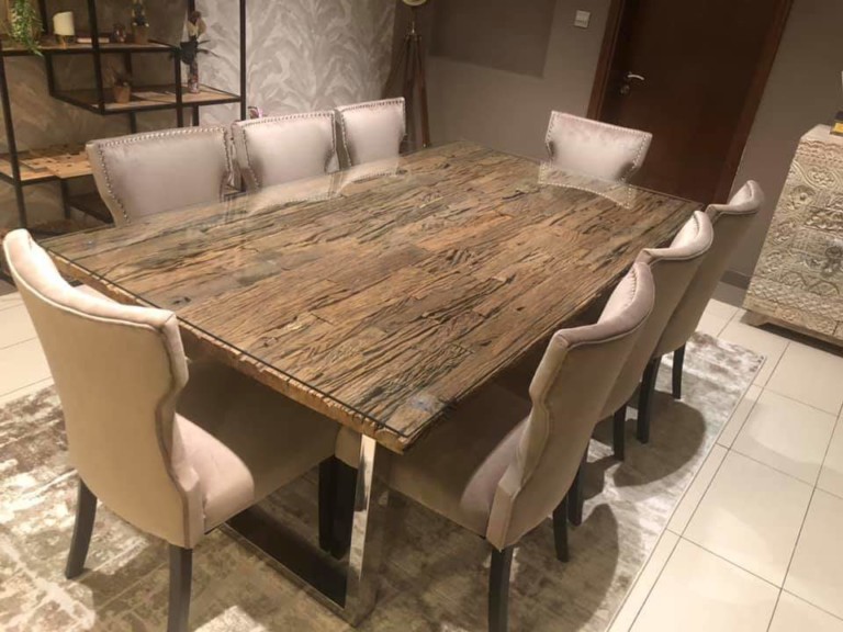 The ideal dining table for your family.